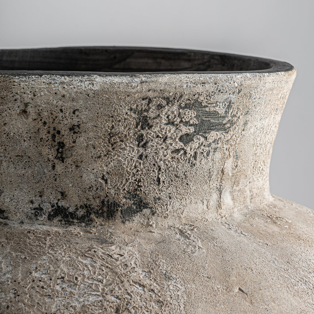 Riesen Amphore aus Stahlbeton in Grau, handgefertigtes Unikat im klassischen Stil mit Antik-Finish