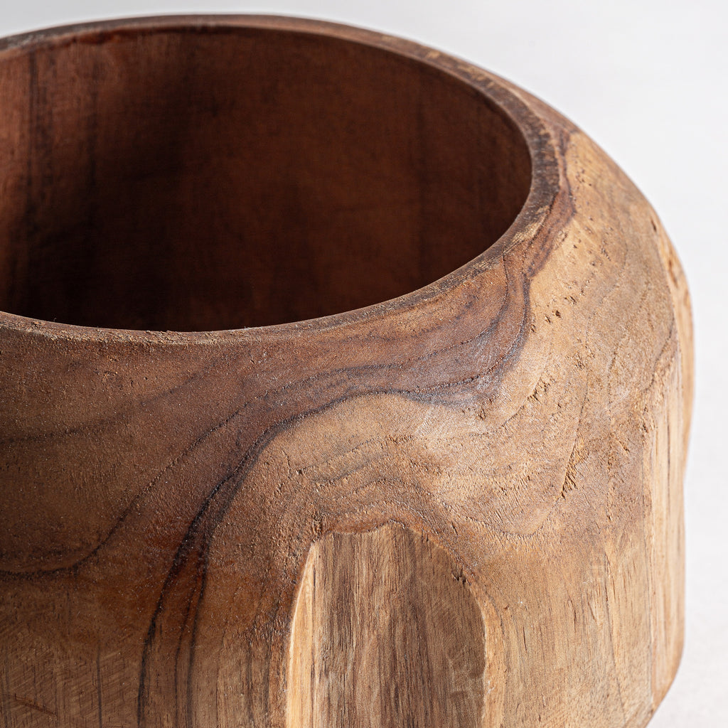 Runder Übertopf aus braunem Teakholz im Ethnic Design, handgefertigt.