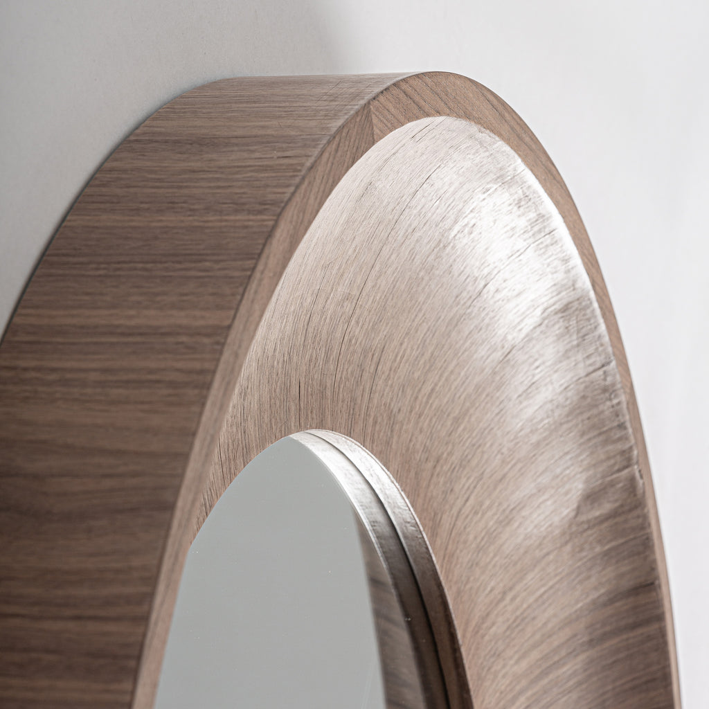 Runder Wandspiegel aus hellbraunem Walnussholz mit geriffeltem Rahmen