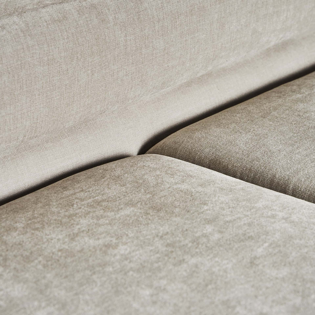 3-Sitzer Art-Deco-Sofa: Eleganz in Off White & Gold - Maison Oudh