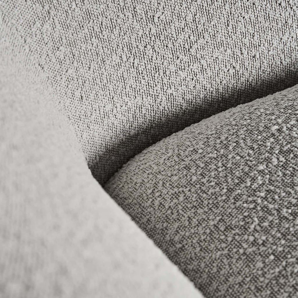 3-Sitzer Sofa in Off White auf elegantem Schwarzem Fuß - Maison Oudh