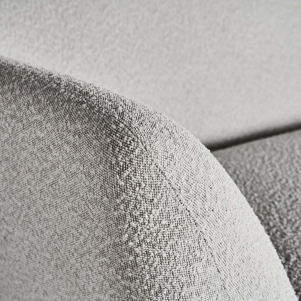 3-Sitzer Sofa in Off White auf elegantem Schwarzem Fuß - Maison Oudh