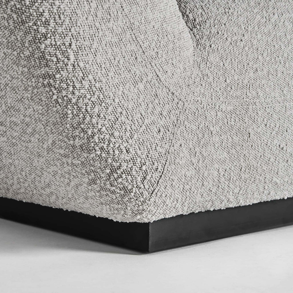 3-Sitzer Sofa in Off White auf elegantem Schwarzem Fuß - Maison Oudh