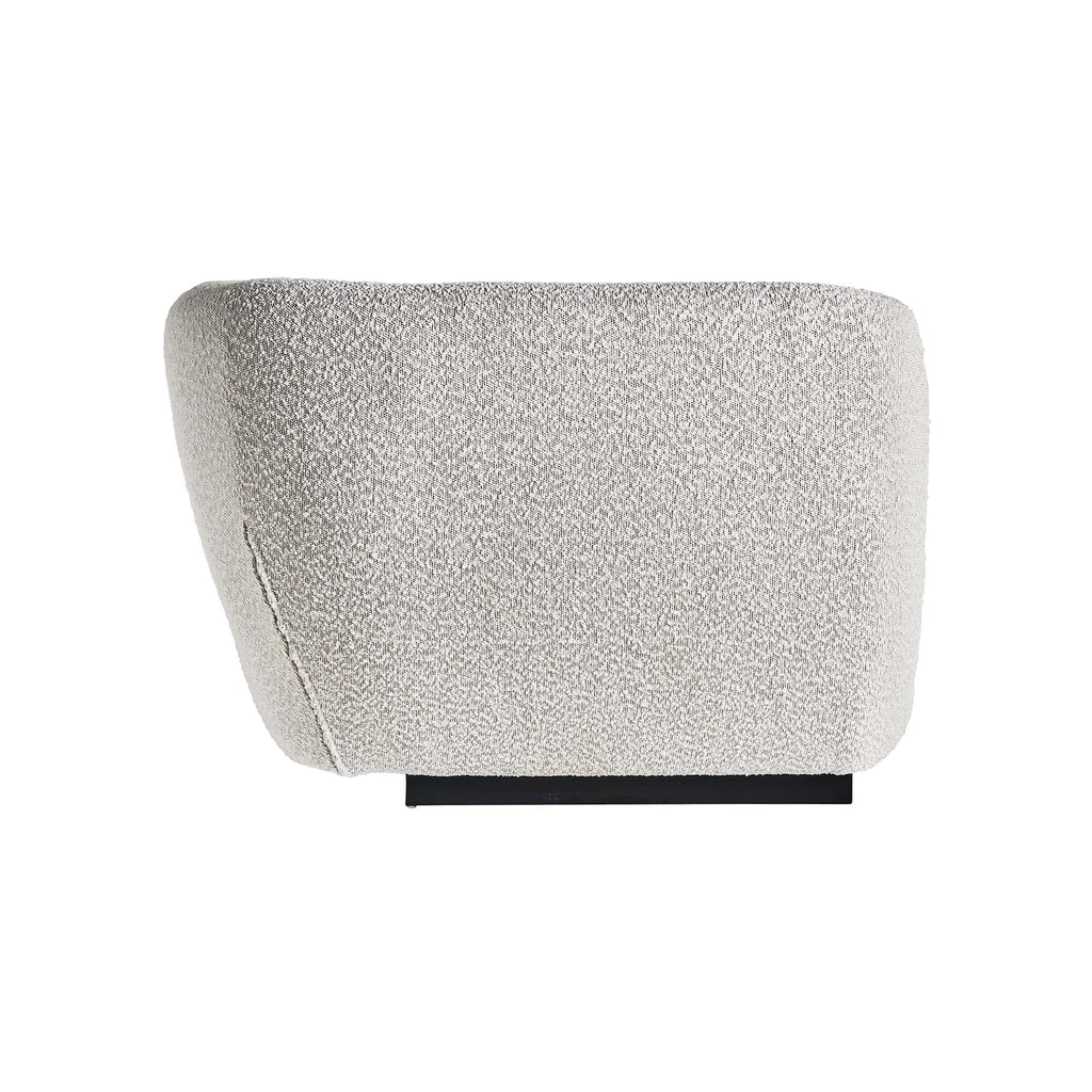3-Sitzer Sofa in Off White auf elegantem Schwarzem Fuß - Maison Oudh