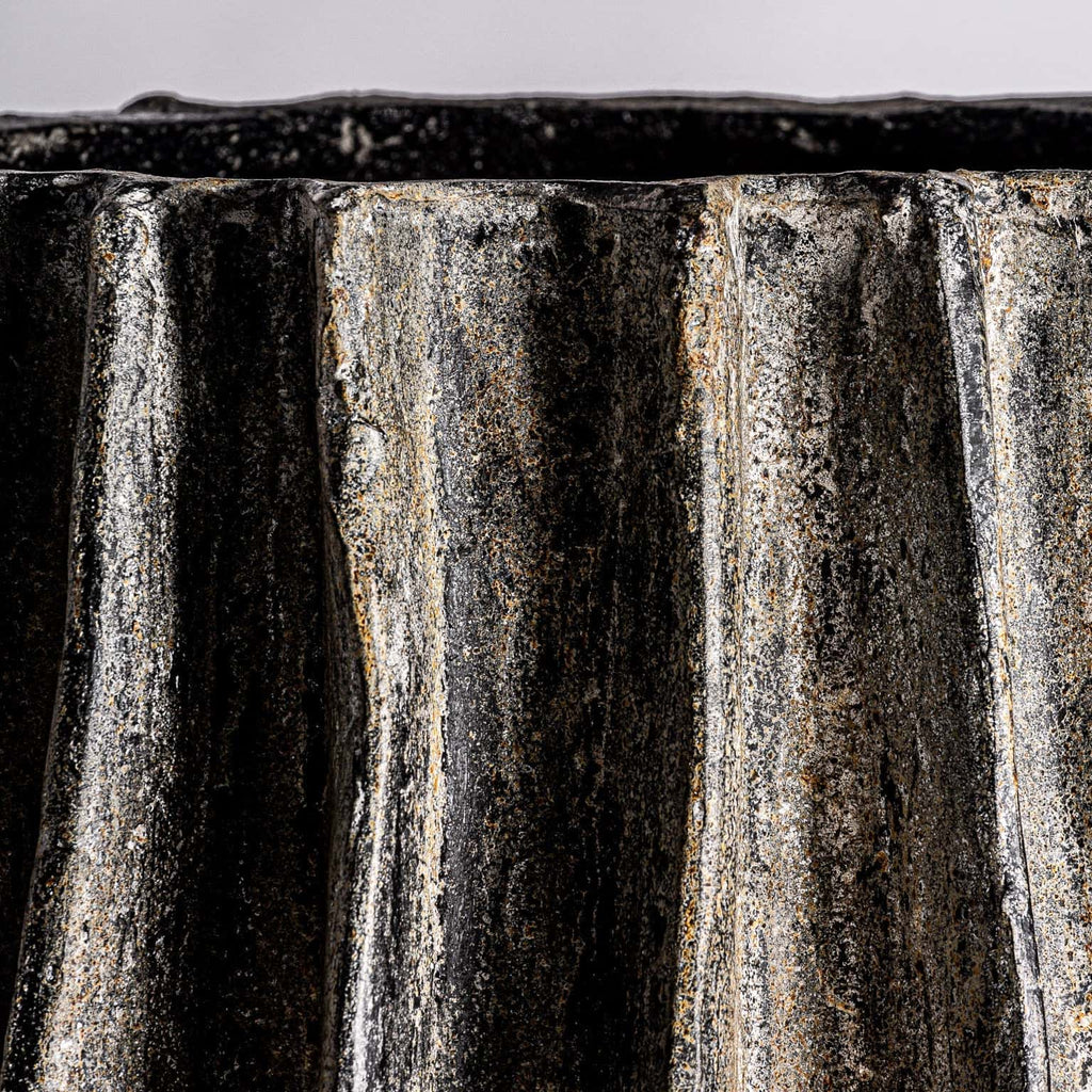 Amphore aus Beton in Schwarz und Gold - Maison Oudh