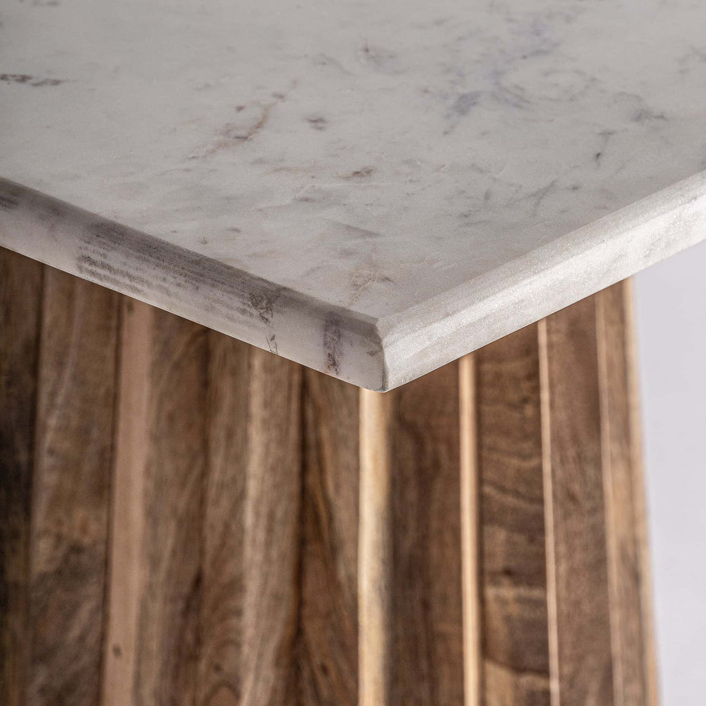 Art Deco Bartisch: Plissiertes Mangoholz trifft weißen Marmor - Maison Oudh