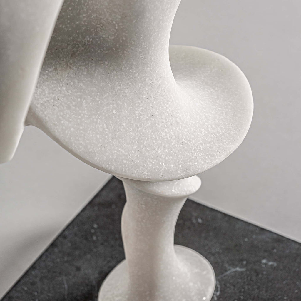 Art Deco Skulptur in Weiß mit Schwarzem Fuß - Maison Oudh