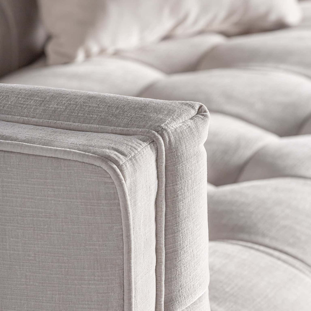 Art Deco Sofa aus Kiefernholz bezogen mit cremeweisser Baumwolle - Maison Oudh