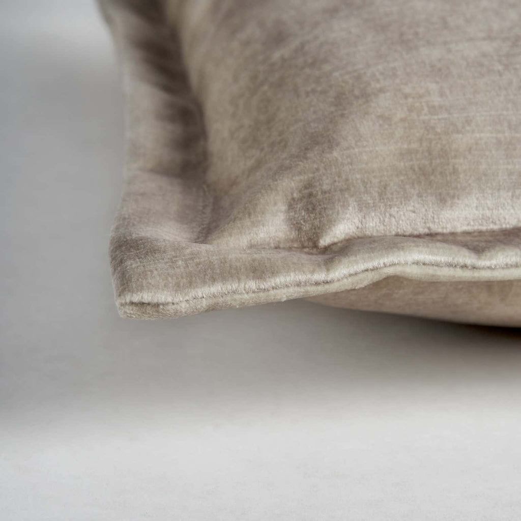 Eckiges Beiges Samtkissen mit Feder-Inlett