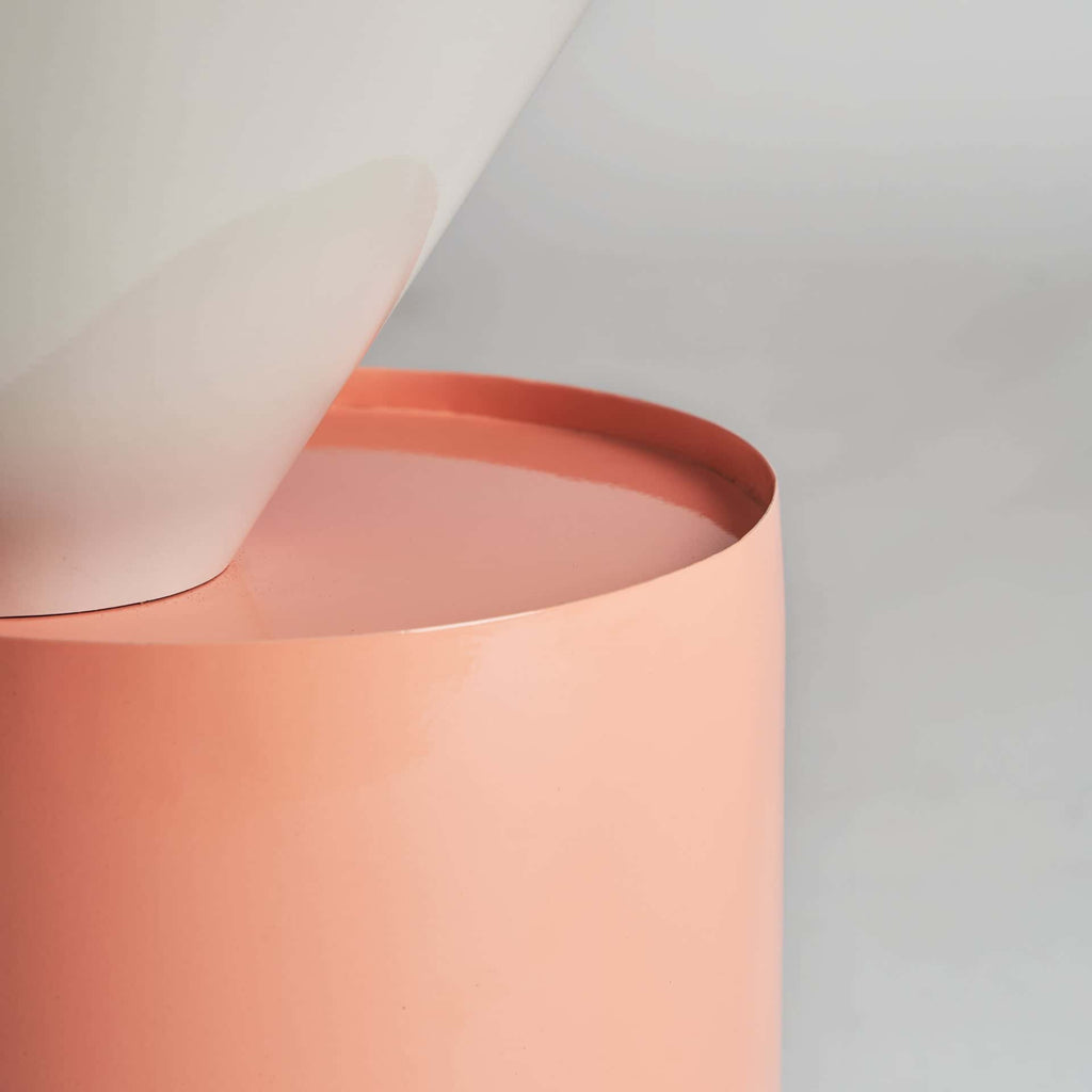 Beistelltisch aus Eisen in Weiss und Rosa - Maison Oudh