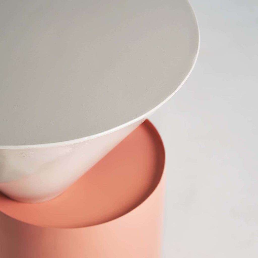 Beistelltisch aus Eisen in Weiss und Rosa - Maison Oudh