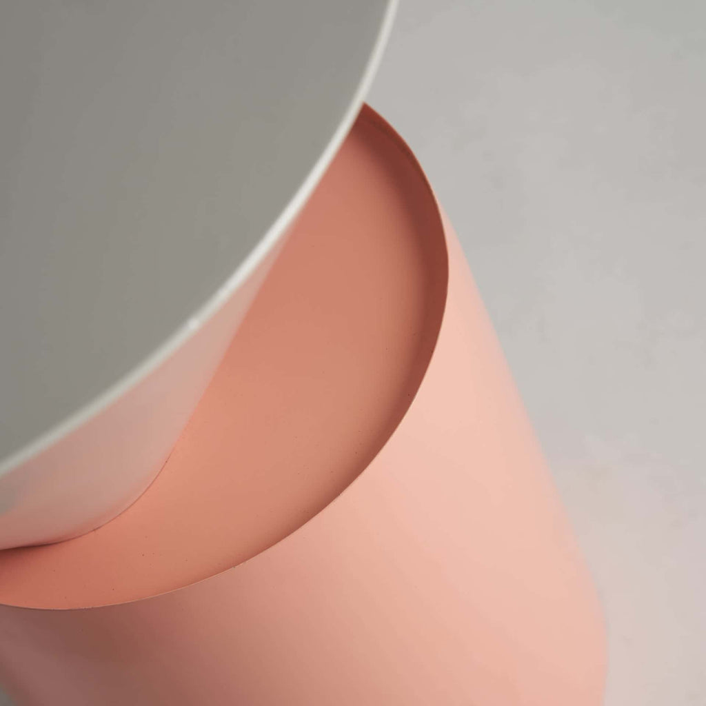 Beistelltisch aus Eisen in Weiss und Rosa - Maison Oudh
