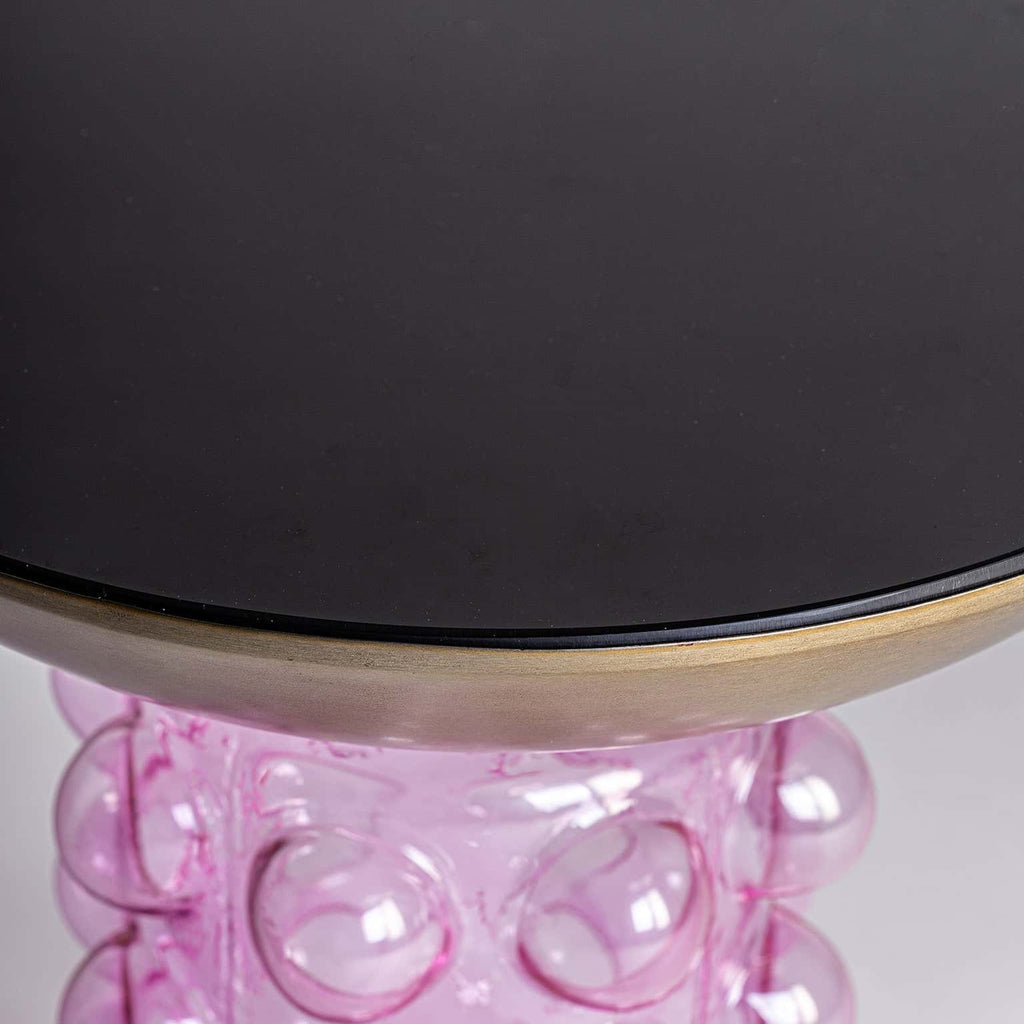 Beistelltisch aus pinkem Glas kombiniert mit einer Tischplatte aus Eisen - Maison Oudh