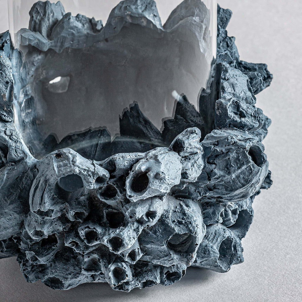 Blauer Kerzenhalter Coral aus Harz kombiniert mit Glas - Maison Oudh