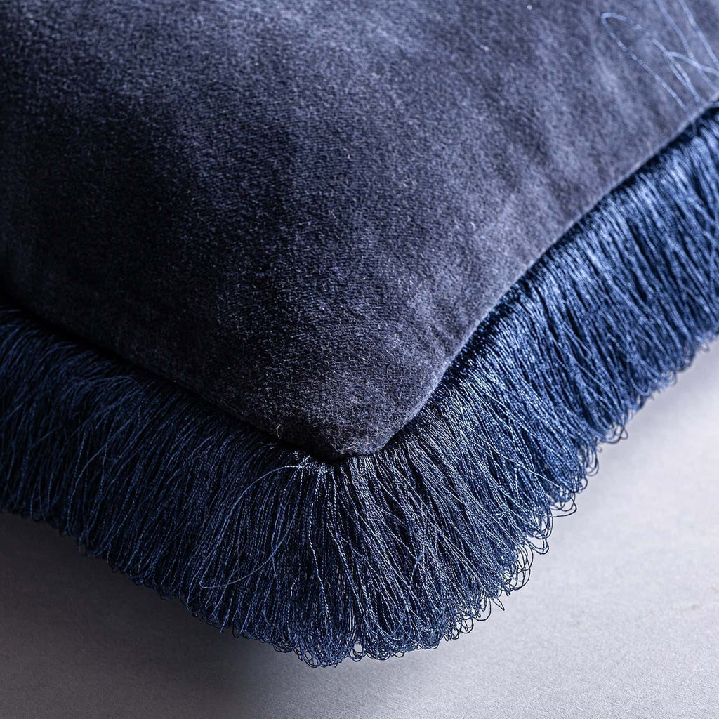 Blaues Samtkissen mit Fransen - Maison Oudh