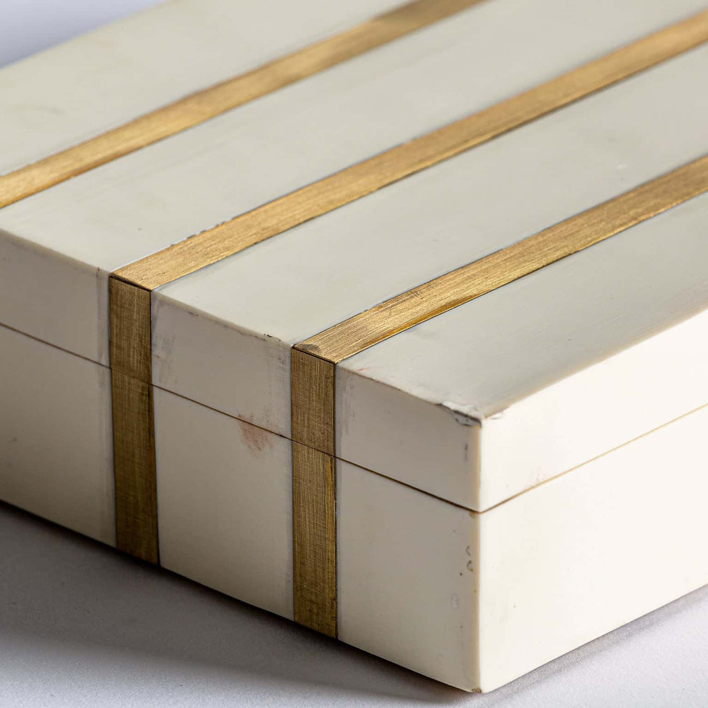 Box mit Deckel in Weiss kombiniert mit goldenen Streifen - Maison Oudh