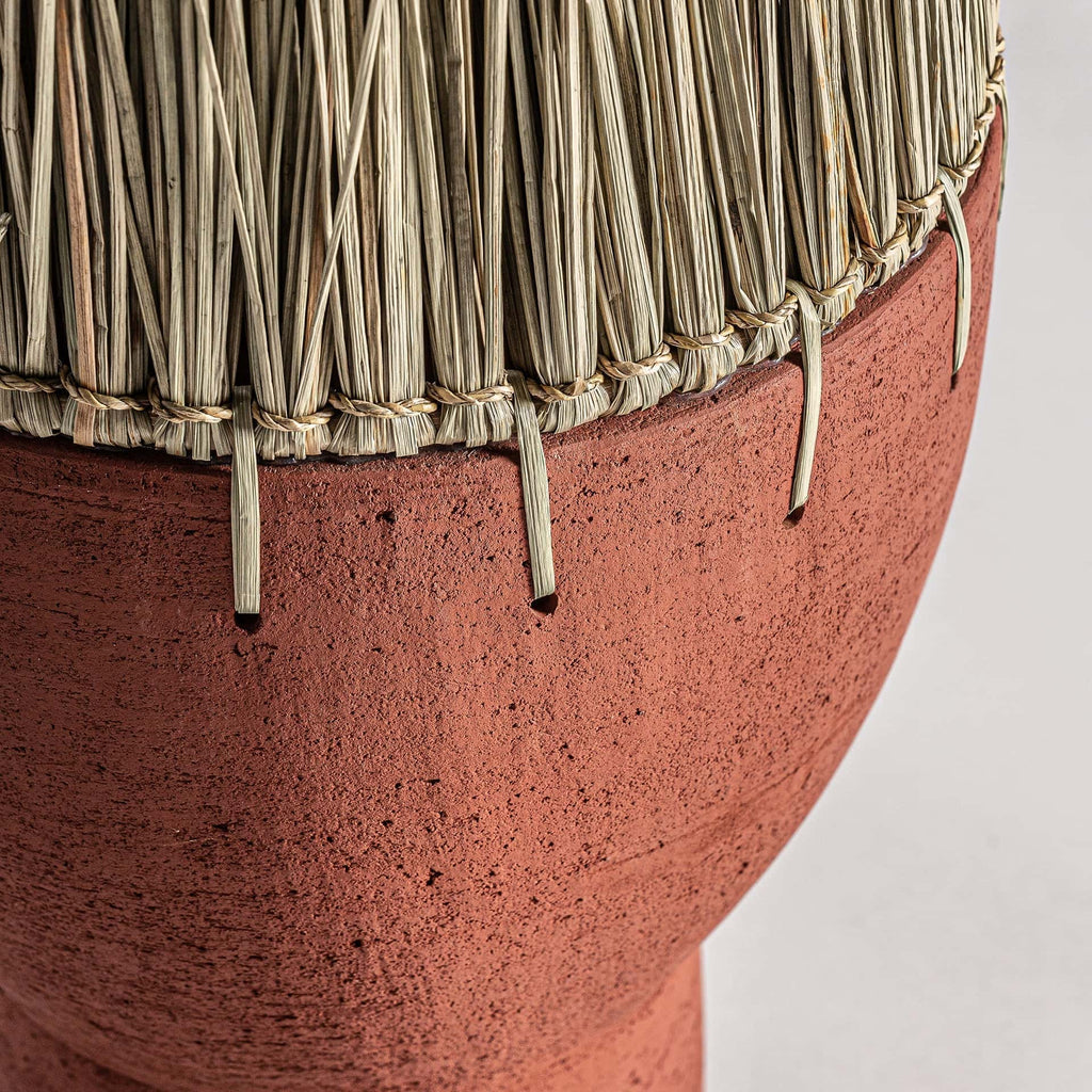 Braune Ethno Deko-Vase aus Terrakotta mit Juteakzenten - Maison Oudh
