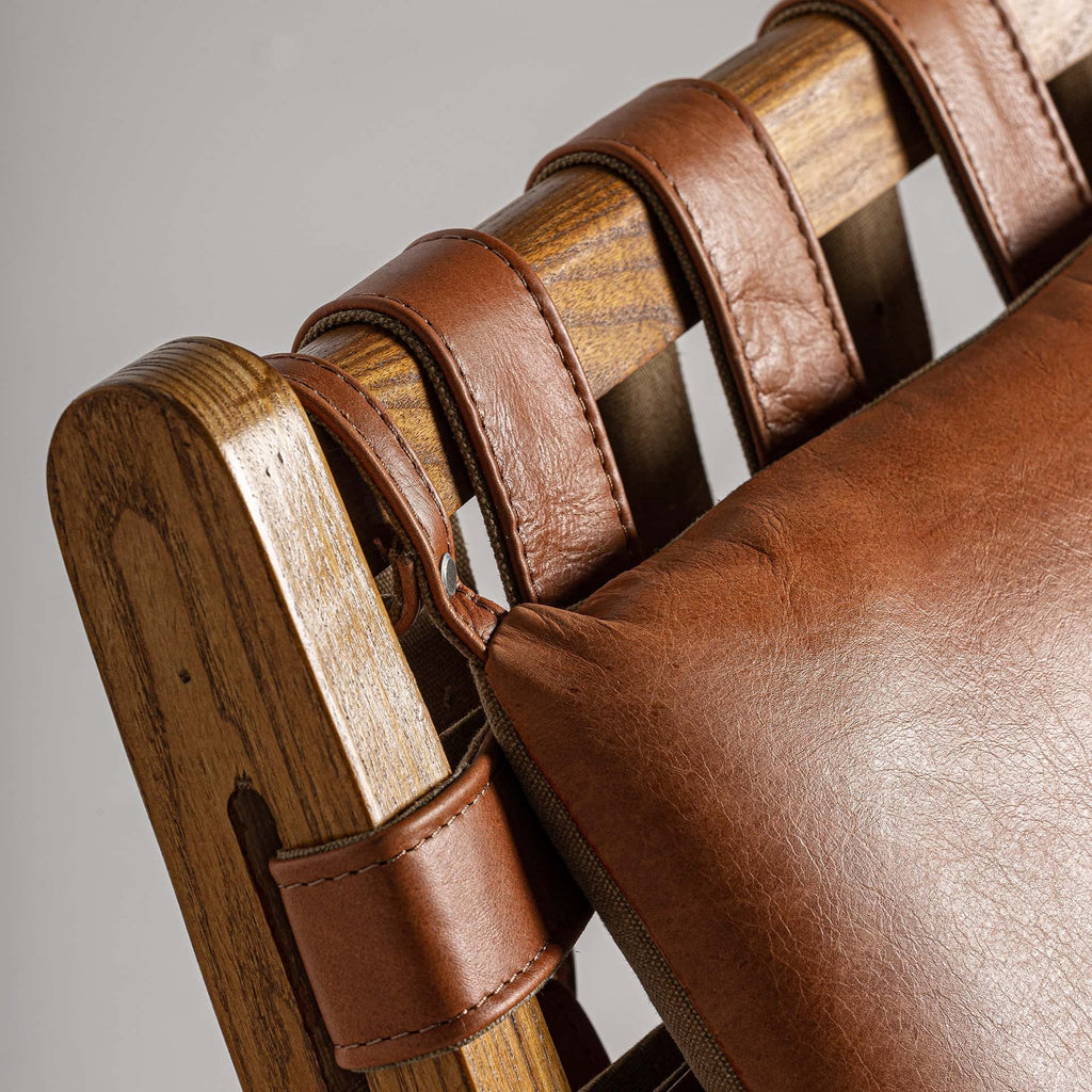 Brauner Leder Sessel mit Geflecht und abnehmbaren Kissen - Maison Oudh