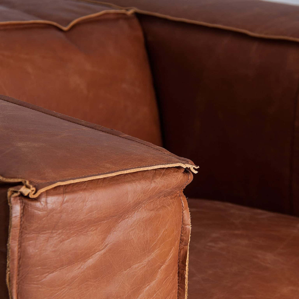 Brauner Ledersessel im Vintage Stil kombiniert mit Tannenholz - Maison Oudh