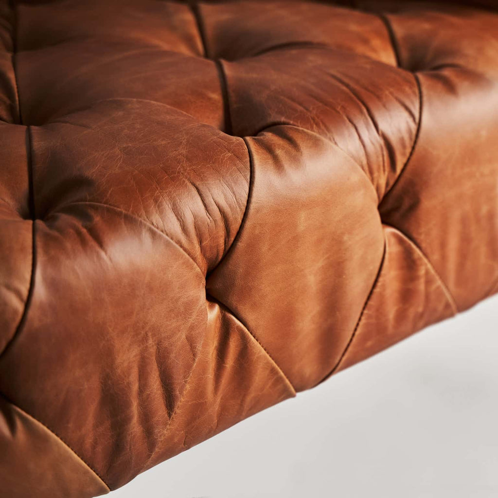 Brauner Ledersessel kombiniert mit Birkenholz im Vintage Stil - Maison Oudh