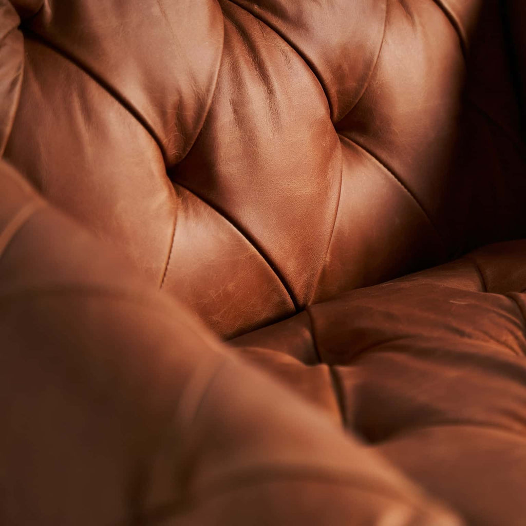 Brauner Ledersessel kombiniert mit Birkenholz im Vintage Stil - Maison Oudh