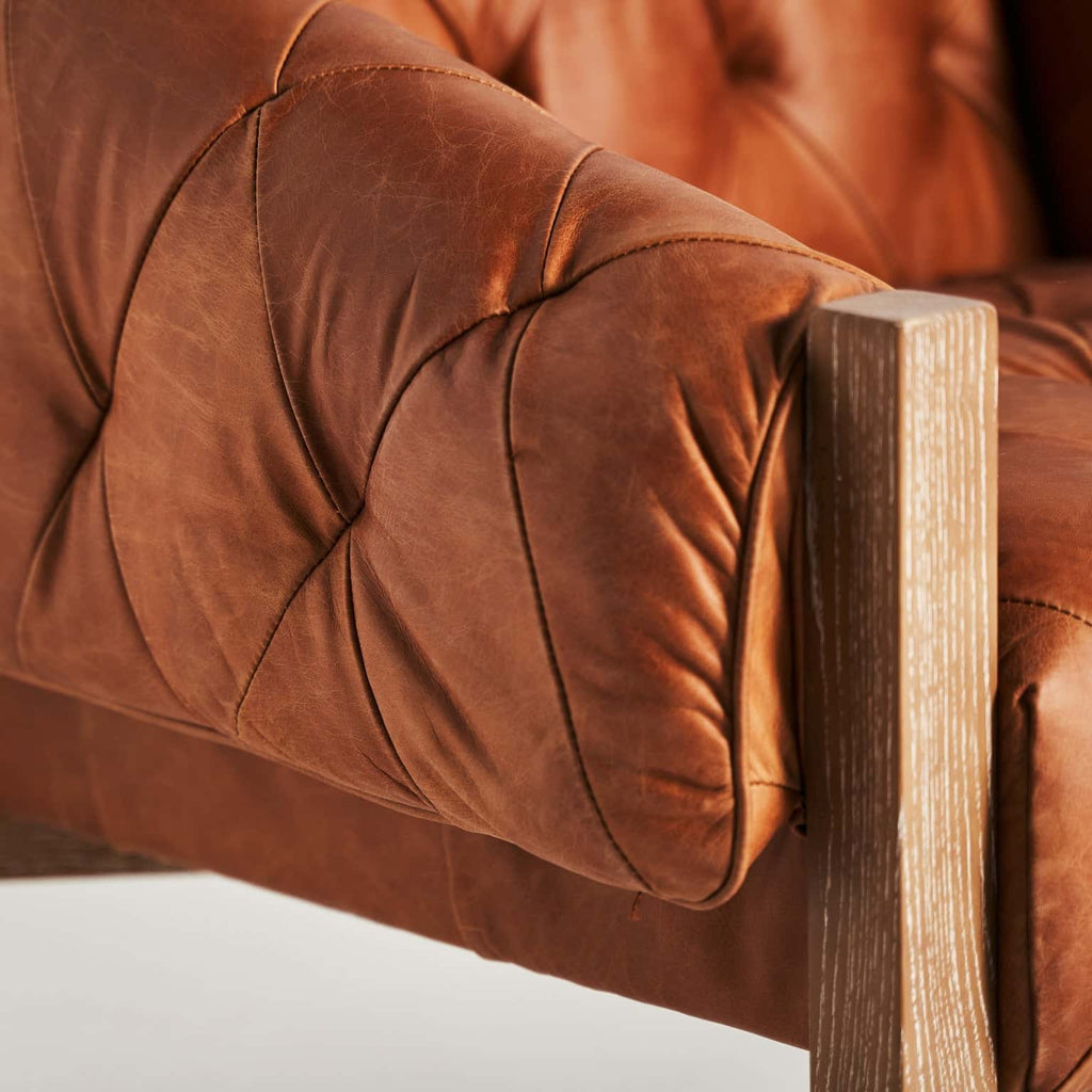 Brauner Ledersessel kombiniert mit Birkenholz im Vintage Stil - Maison Oudh