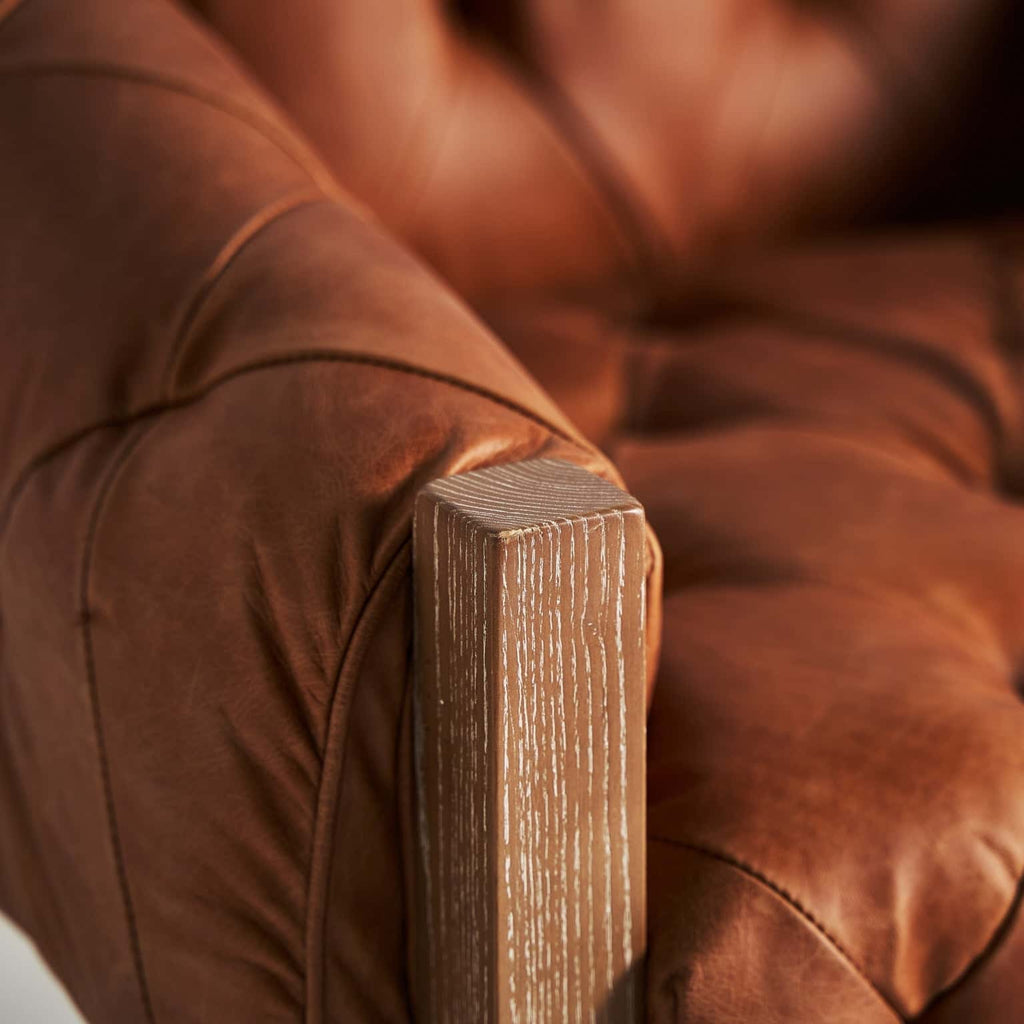 Brauner Ledersessel kombiniert mit Birkenholz im Vintage Stil - Maison Oudh