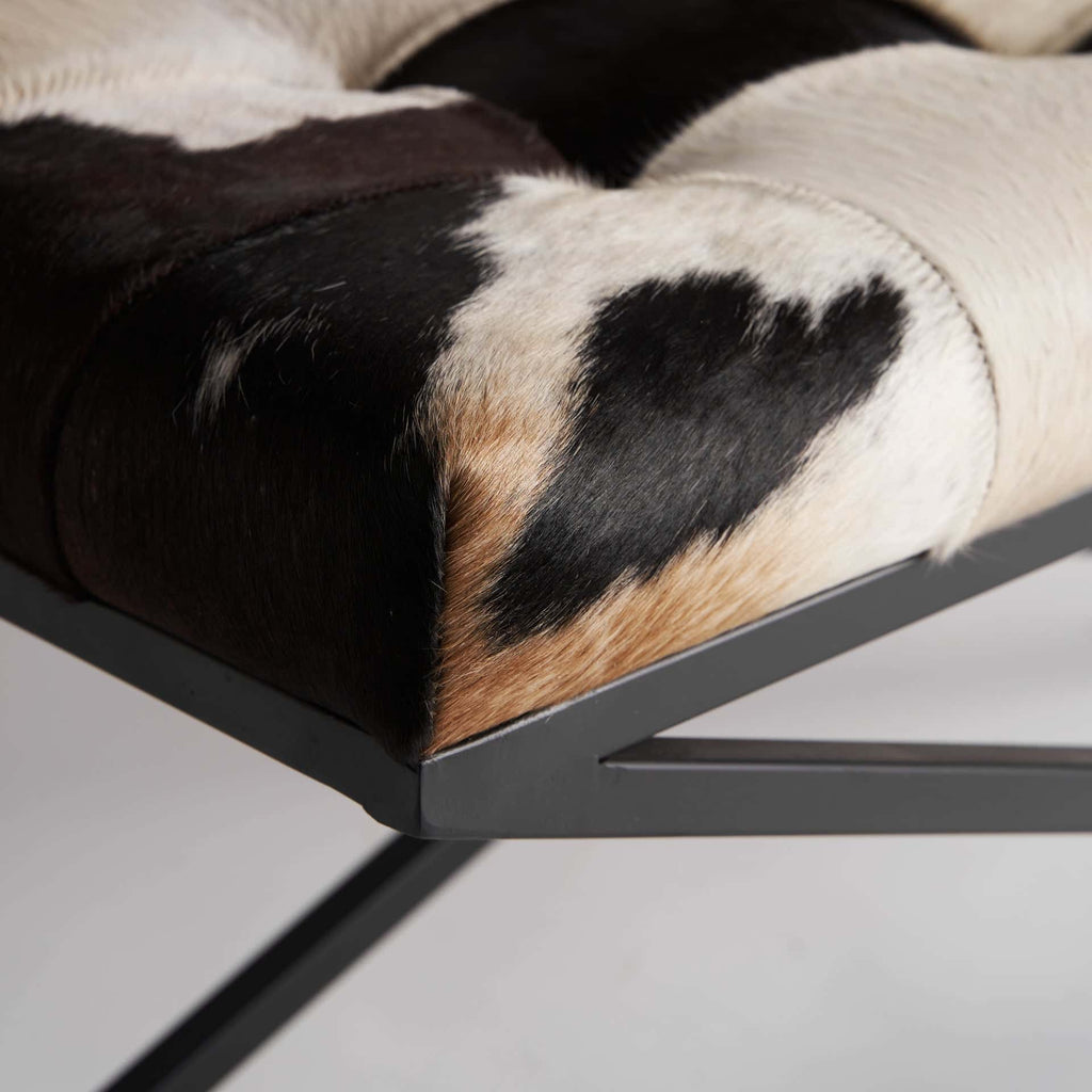 Breiter Hocker bezogen mit Leder - Maison Oudh