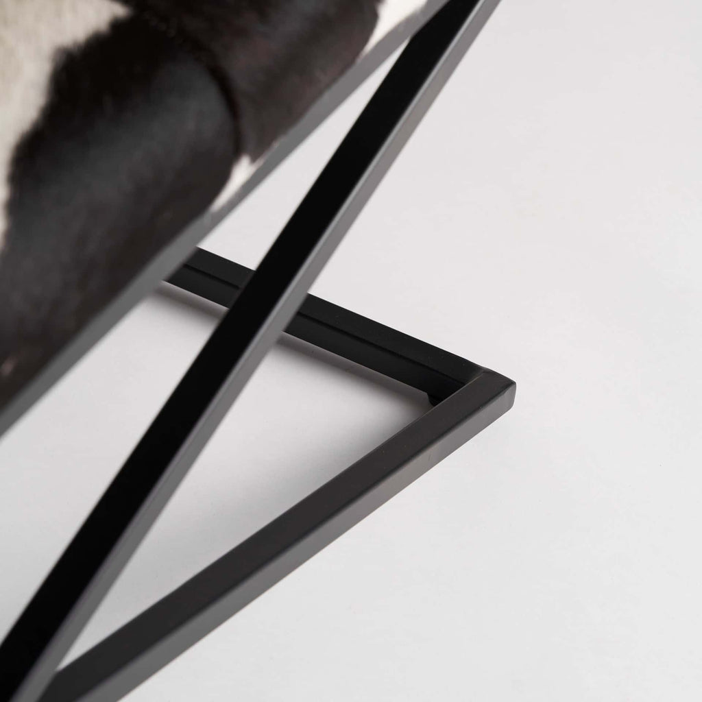 Breiter Hocker bezogen mit Leder - Maison Oudh