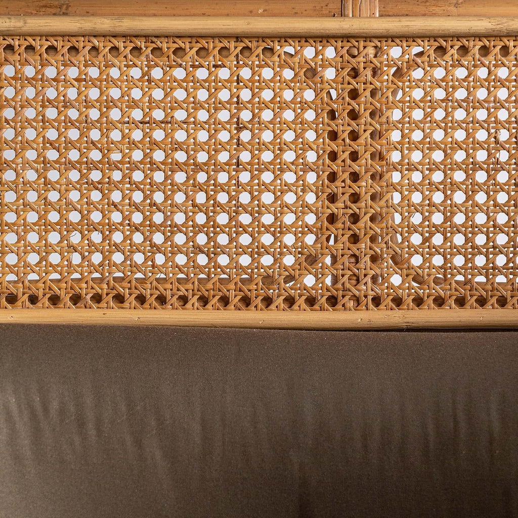 Contemporary Rattansessel in Camel mit Wiener Geflecht und Kissen - Maison Oudh