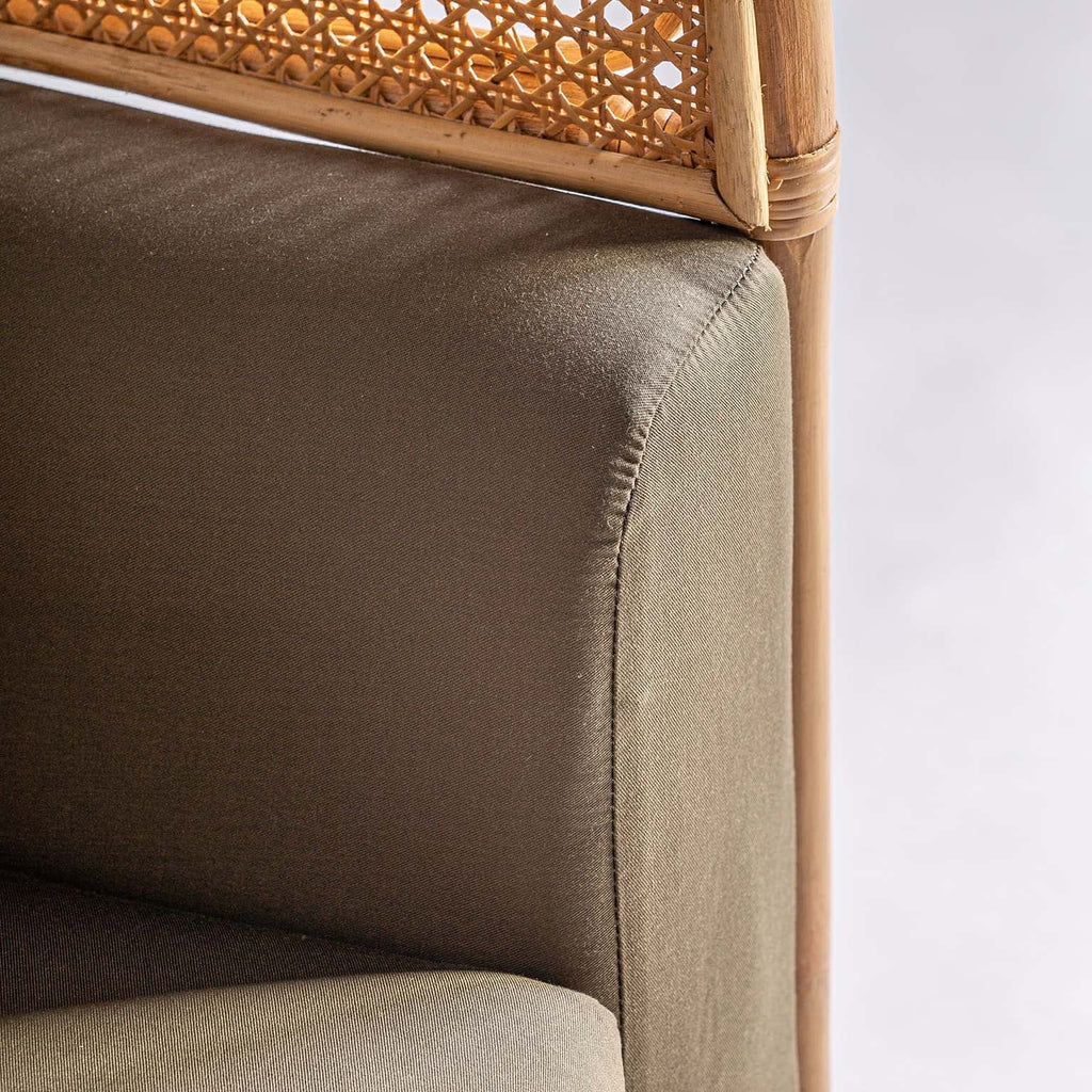 Contemporary Rattansessel in Camel mit Wiener Geflecht und Kissen - Maison Oudh