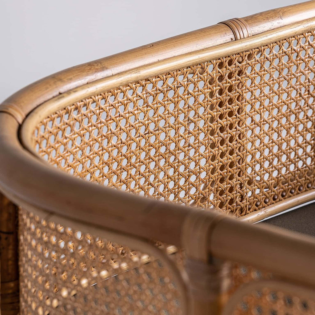 Contemporary Rattansessel in Camel mit Wiener Geflecht und Kissen - Maison Oudh