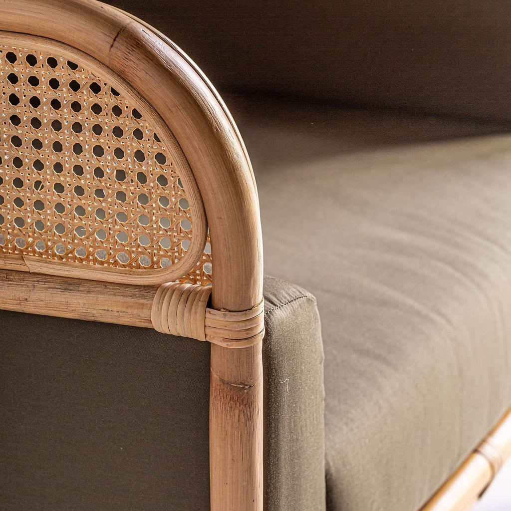 Contemporary Rattansessel in Camel mit Wiener Geflecht und Kissen - Maison Oudh