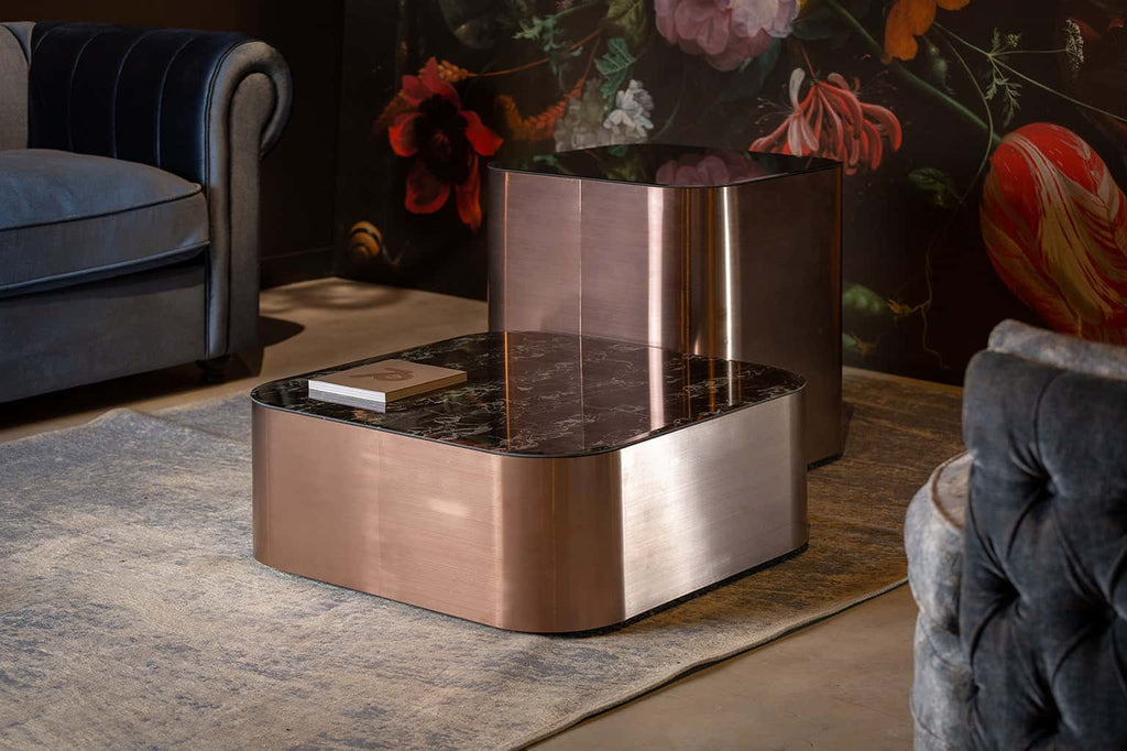 Couchtisch in Kupfer kombiniert mit einer schwarzen Tischplatte in Marmoroptik - Maison Oudh
