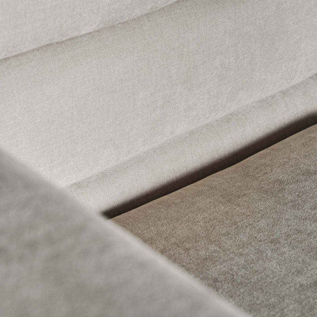 Cube-Design Art-Deco-Sessel: Gold trifft auf sanfte Grautöne - Maison Oudh