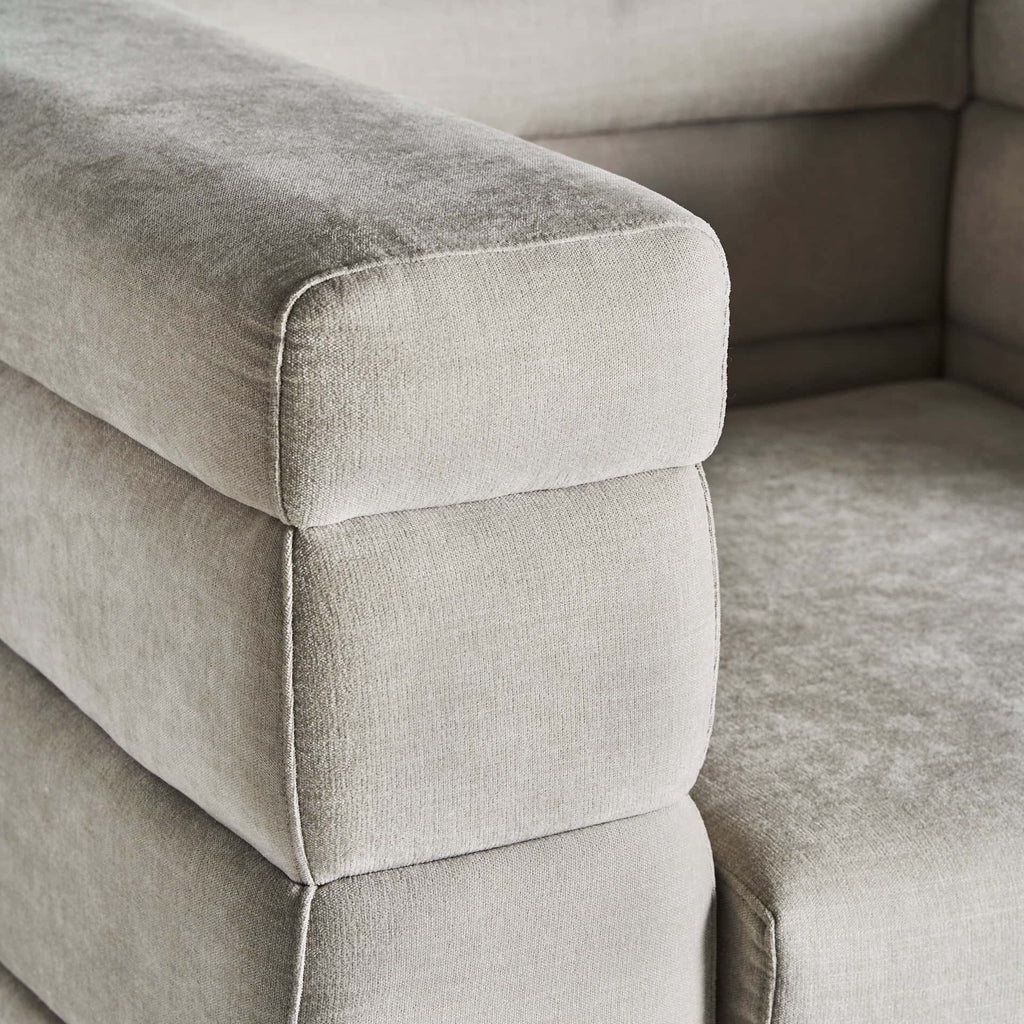 Cube-Design Art-Deco-Sessel: Gold trifft auf sanfte Grautöne - Maison Oudh