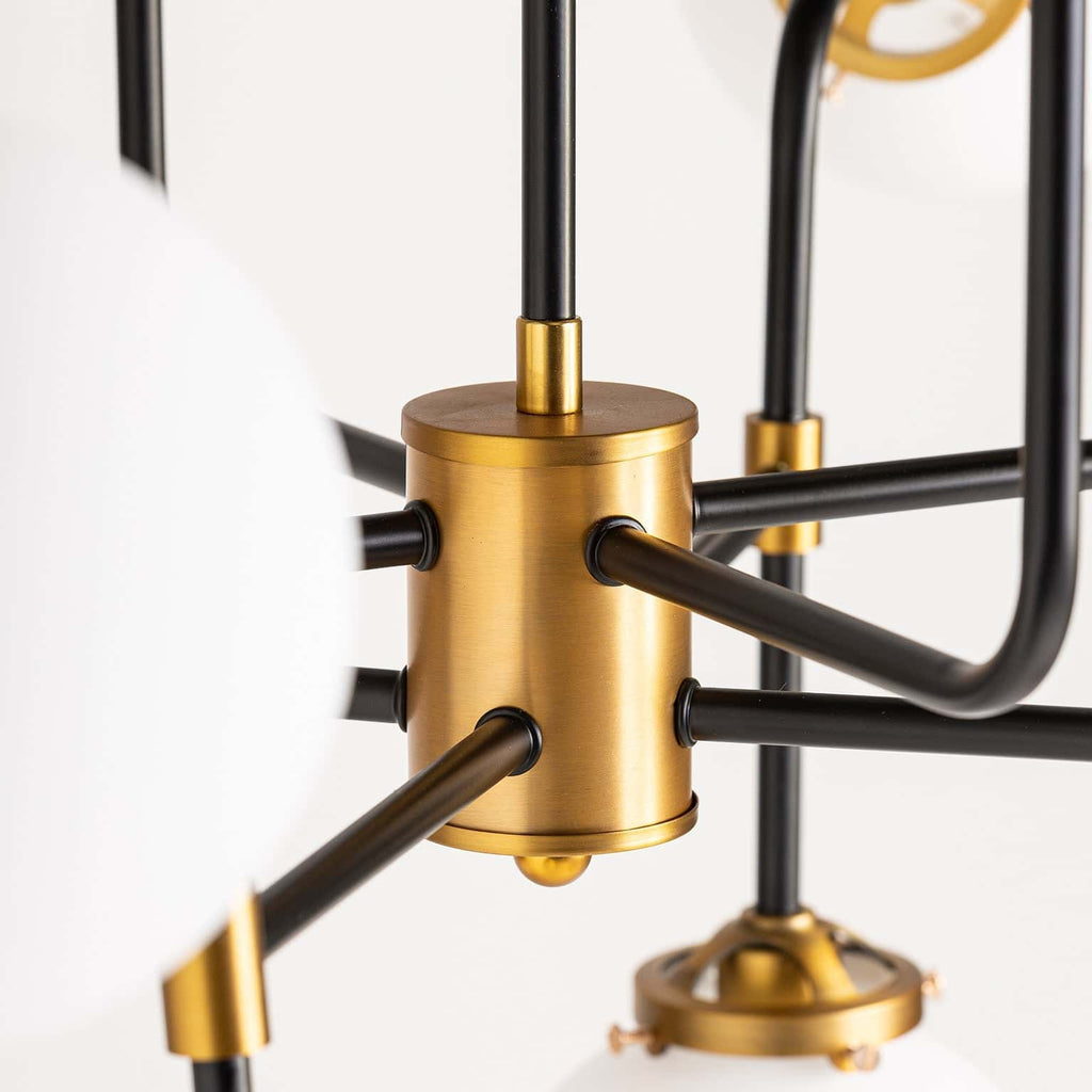 Deckenleuchte in Gold mit zwölf weissen Kristallglaskugeln - Maison Oudh