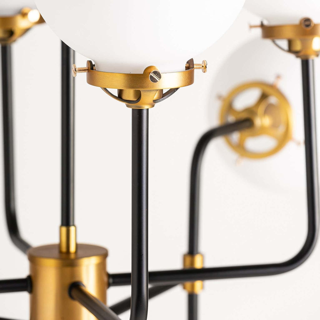 Deckenleuchte in Gold mit zwölf weissen Kristallglaskugeln - Maison Oudh