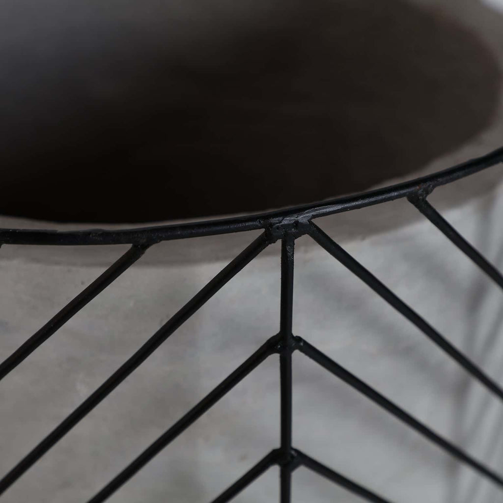 Designer Amphore Plissé aus schwarzem Eisen kombiniert mit Beton im 2er Set - Maison Oudh