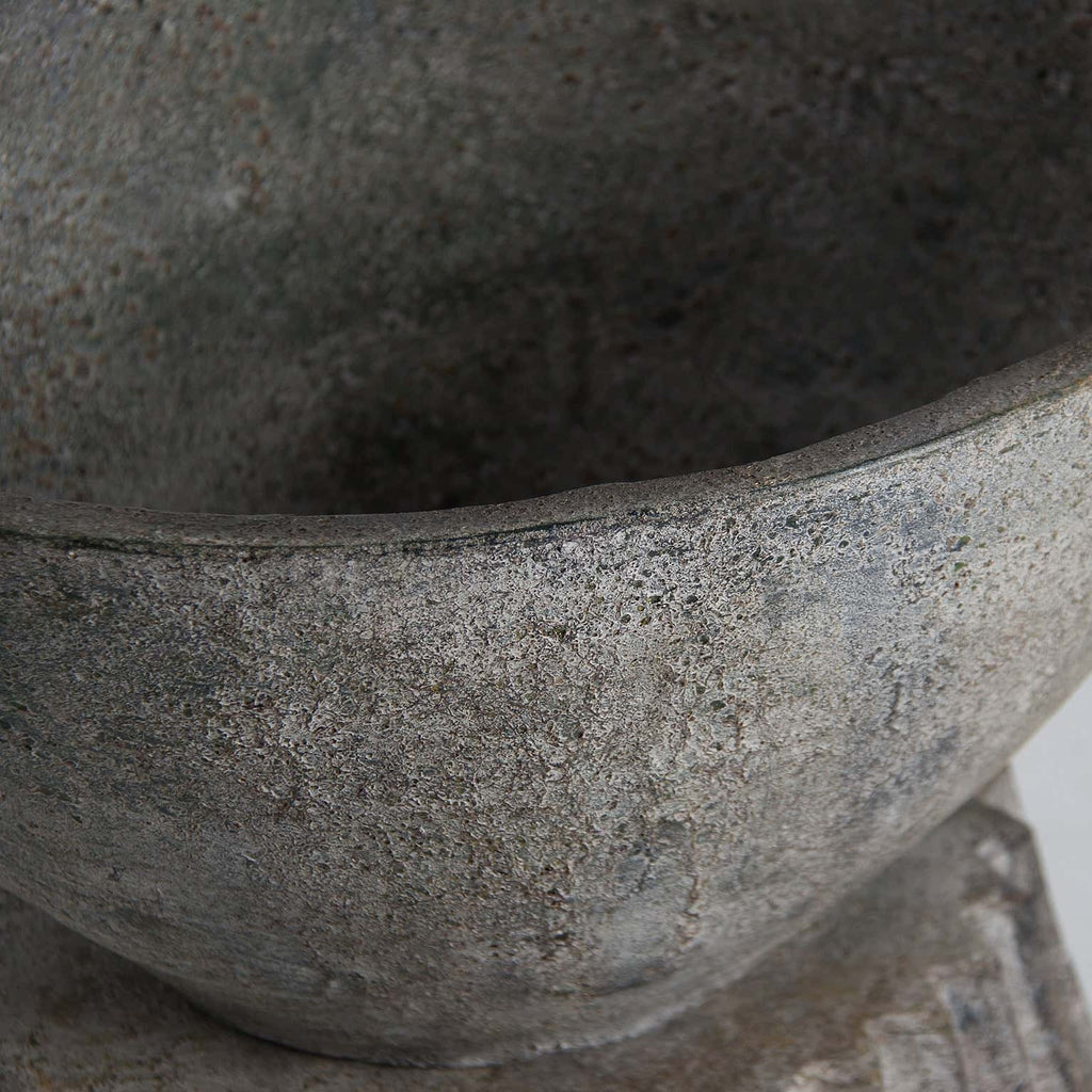 Designer Amphore Plissee aus Beton - Maison Oudh