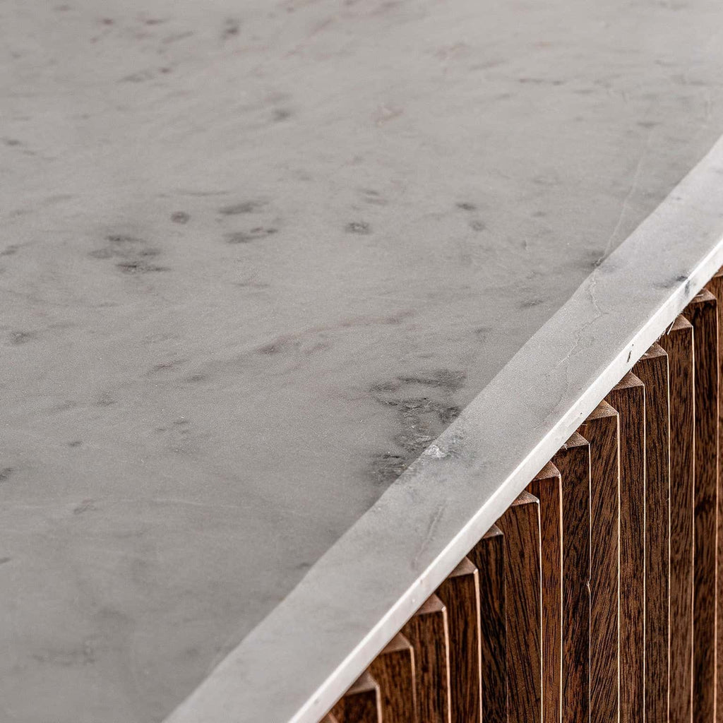 Designer Sideboard aus Mangoholz kombiniert mit weissem Marmor - Maison Oudh
