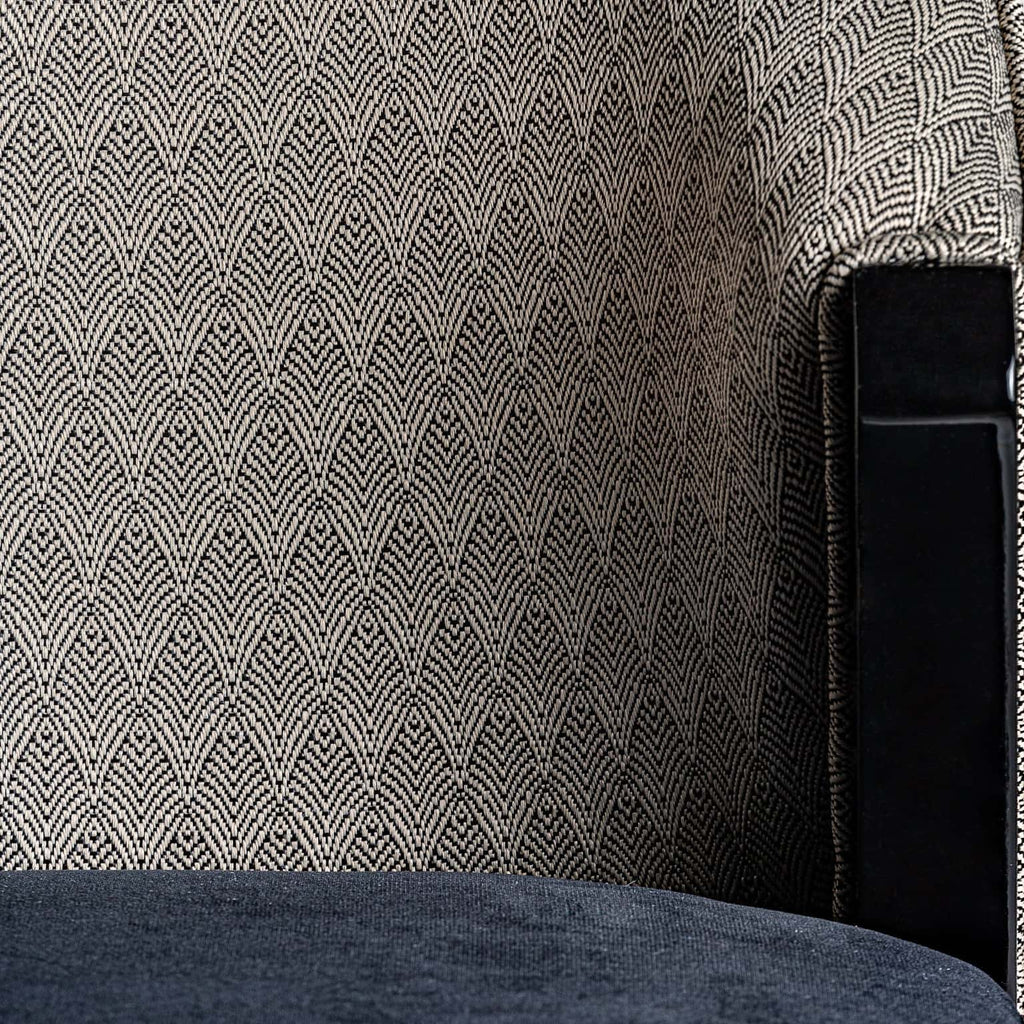 Designer Stuhl aus Kiefernholz kombiniert mit edlem Samt - Maison Oudh