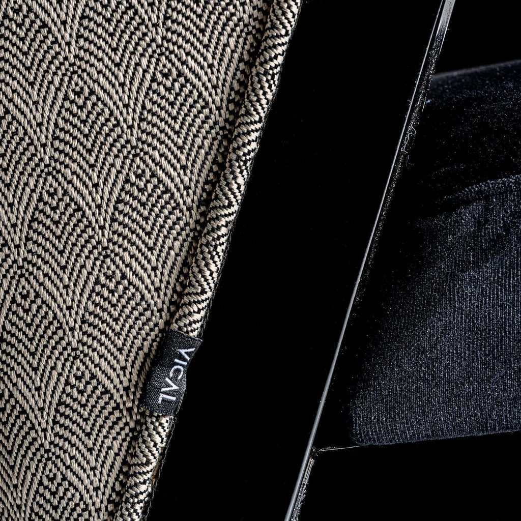 Designer Stuhl aus Kiefernholz kombiniert mit edlem Samt - Maison Oudh