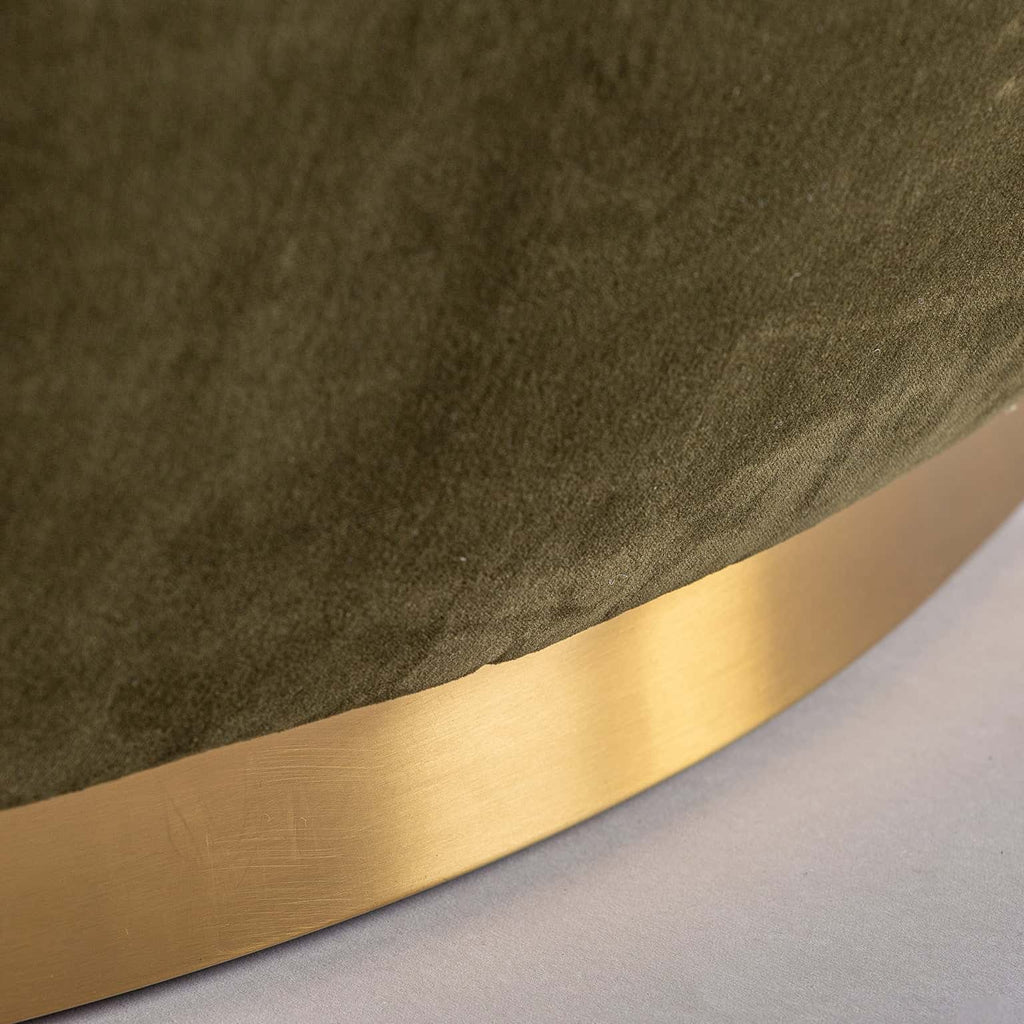 Dreisitzer Sofa aus grünem Samt kombiniert mit Gold - Maison Oudh
