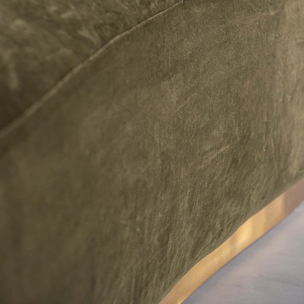 Dreisitzer Sofa aus grünem Samt kombiniert mit Gold - Maison Oudh