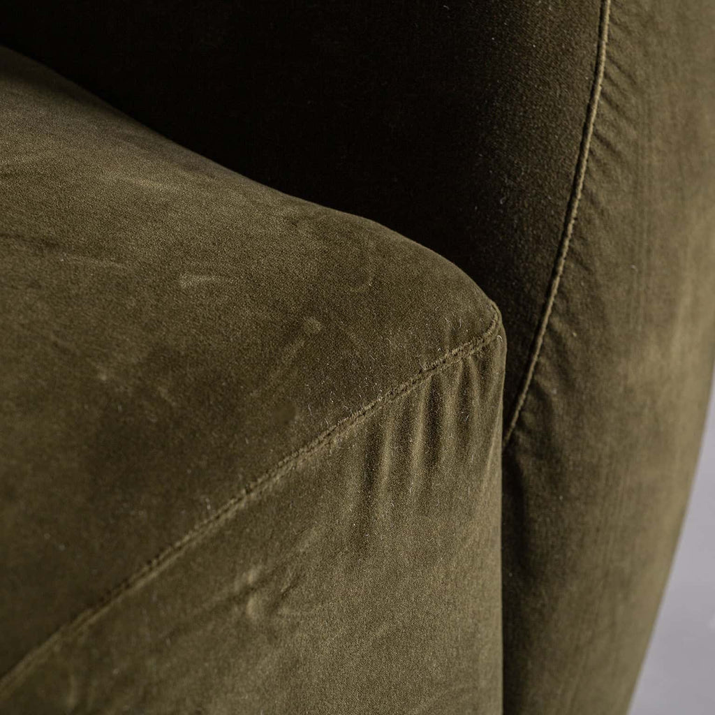 Dreisitzer Sofa aus grünem Samt kombiniert mit Gold - Maison Oudh