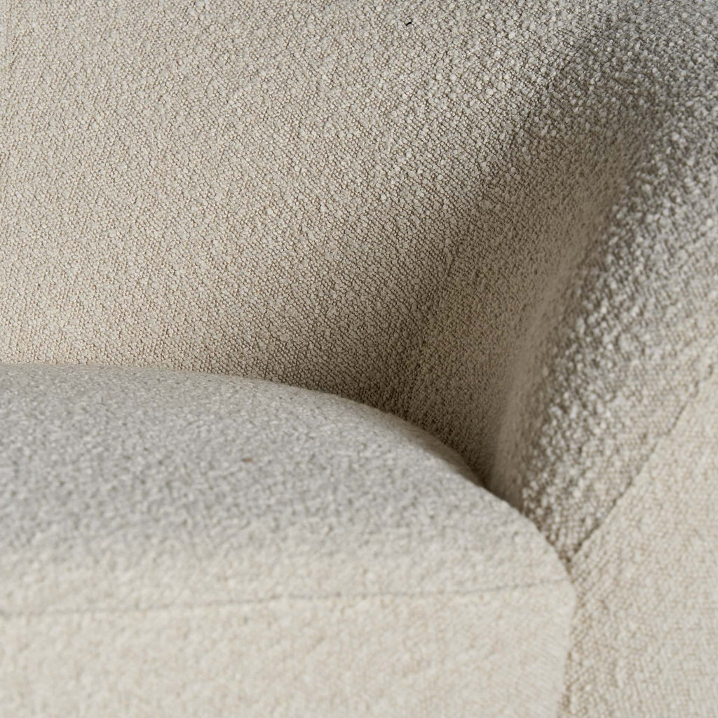 Dreisitzer Sofa aus weissem Bouclé kombiniert mit Gold - Maison Oudh