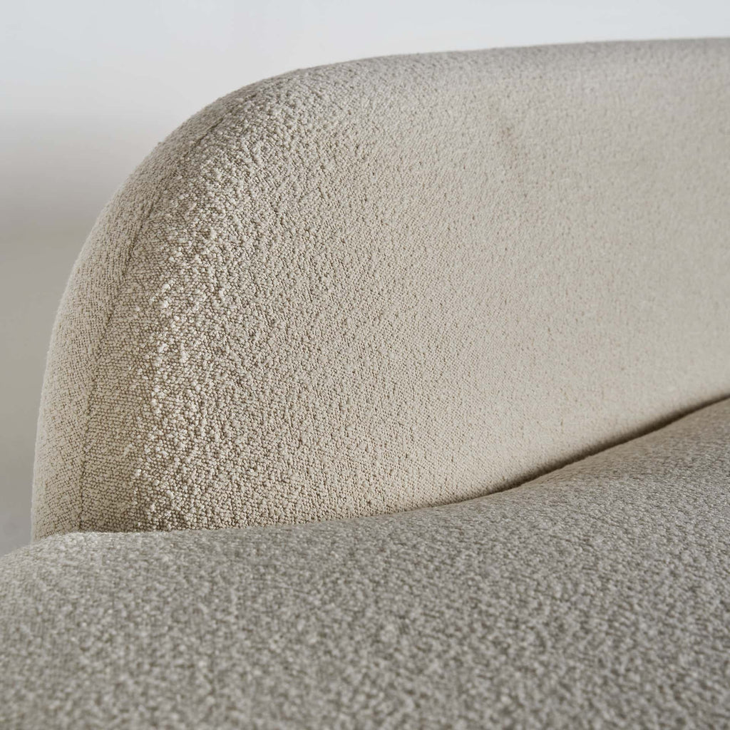 Dreisitzer Sofa aus weissem Bouclé kombiniert mit Gold - Maison Oudh