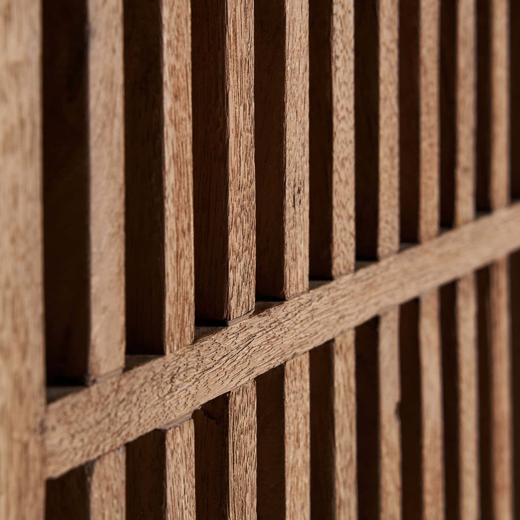 Dreitüriges Sideboard aus Mangoholz kombiniert mit schwarzen Elementen - Maison Oudh