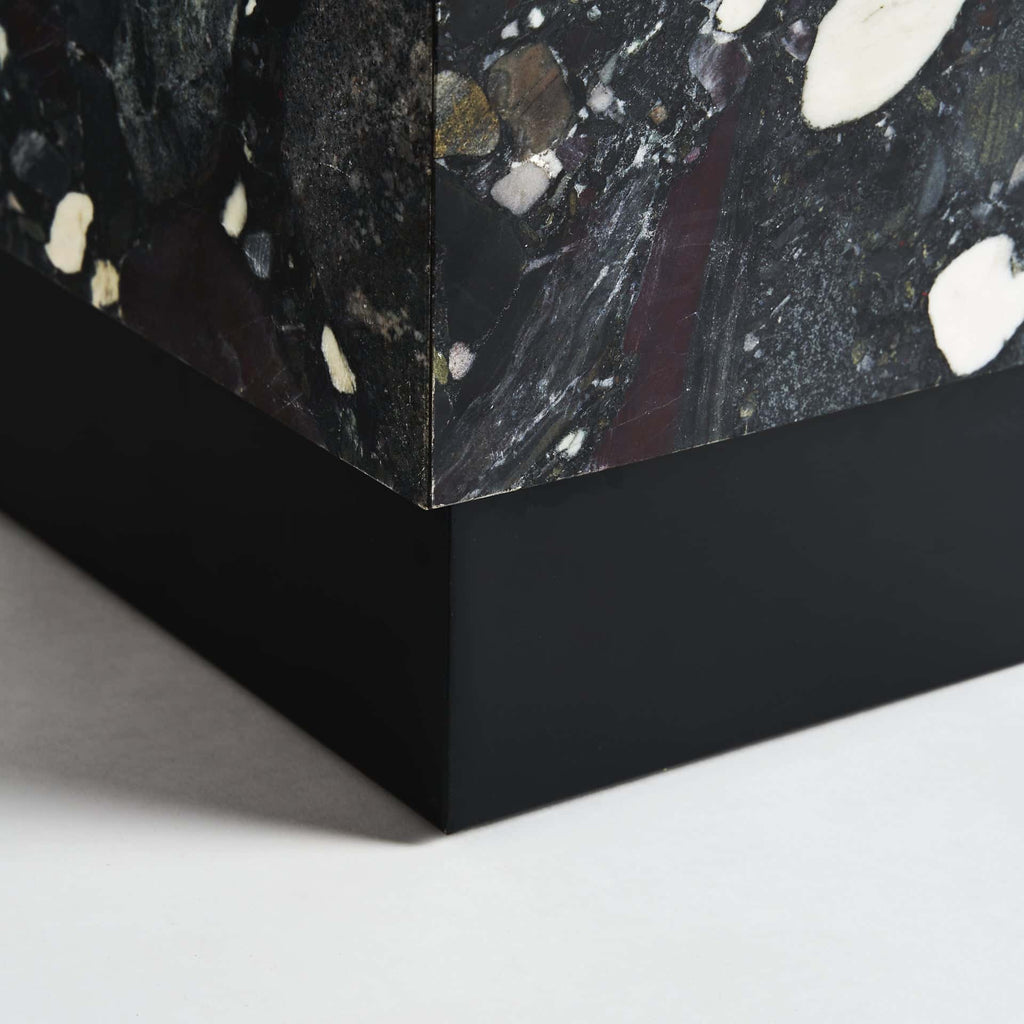 Eckiger Beistelltisch aus schwarzem Marmor - Maison Oudh